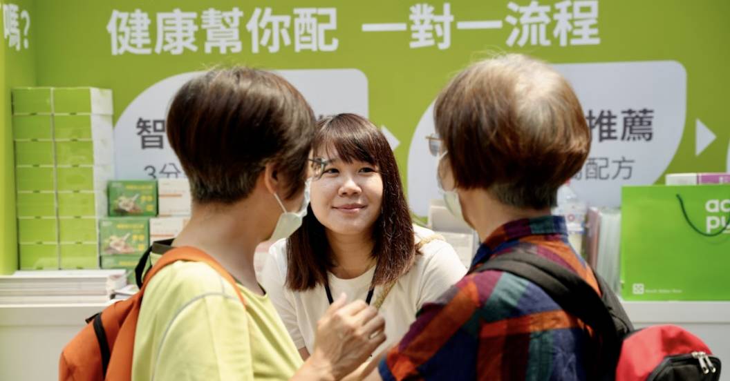 ▲寶島愛康配經理陳奕臻於高齡健康產業博覽會介紹「每天一包」方案，並附贈一個月營養師服務，將藥局專業延伸到民眾生活中。