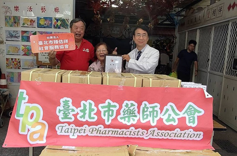 圖/方荷生里長、臻佶祥服務協會陳鳳珠理事長和尹岱智理事長(左至右)。